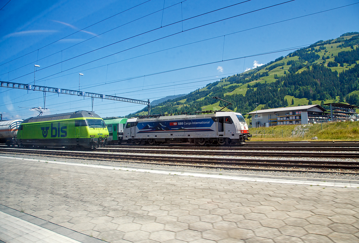 Ein Bild aus dem Zug....
In Frutigen vor dem Lötschberg-Basistunnel warten auf Weiterfahrt, links die BLS Re 465 005 (91 85 4465 005-7 CH-BLS) mit einem Kesselwagenzug und rechts dahinter die an die SBB Cargo International vermietete und bei der BLS Cargo AG eingestellte AKIEM 186 909 (91 83 2186 909-4 I-BLSC) mit einem RAlpin - RoLa-Zug (Rollende Landstraße). Die TRAXX F140 MS konnte ich bereits vor 4 Jahren in meiner Heimat ablichten, siehe http://hellertal.startbilder.de/bild/italien~e-loks~e-186-traxx-f140-ms/645411/die-fuer-die-crossrail-fahrende-186.html