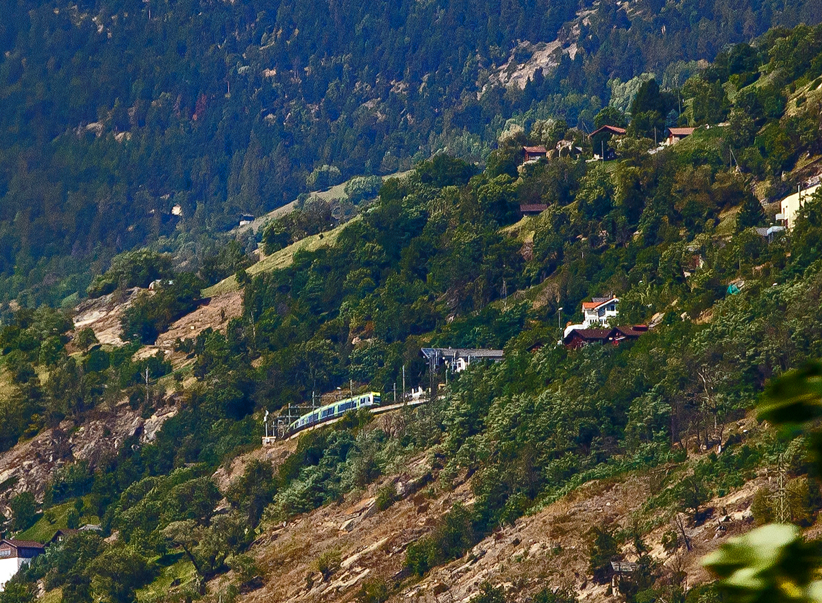 Ein Blick auf die BLS Lötschberg-Bergstrecke zwei gekuppelte BLS RABe 535  Lötschberger  fahren am 08.09.2021 beim Bahnhof Eggerberg (835 m ü. M.) gerade hinauf. 
Das Bild konnte ich durchs die Fensterscheibe aus dem SBB IC 8 (Brig – Romanshorn), hier kurz vor Visp machen.

Als Lötschberg-Bergstrecke wird die Schweizer Eisenbahnstrecke (Kursbuchfeld 330, vor Eröffnung des Basistunnels 300) bezeichnet, welche das Berner Oberland mit dem Wallis verbindet. Das Herzstück der Strecke ist der 14.612 m lange Lötschbergtunnel. Die Strecke ist aufgrund ihrer Doppelschleife (Kehrtunnel) an der Nordrampe, ihrer vielen Kunstbauten und der Südrampe im Rhonetal unter Eisenbahnenthusiasten weltbekannt. Mit der Eröffnung des Lötschberg-Basistunnels 2007 nimmt dieser nun einen Großteil des Verkehrs zwischen Frutigen und Brig auf. Die Bergstrecke wird seitdem nur noch durch RegioExpress- sowie von Güterzügen befahren, die nicht durch den Basistunnel befahren können.
