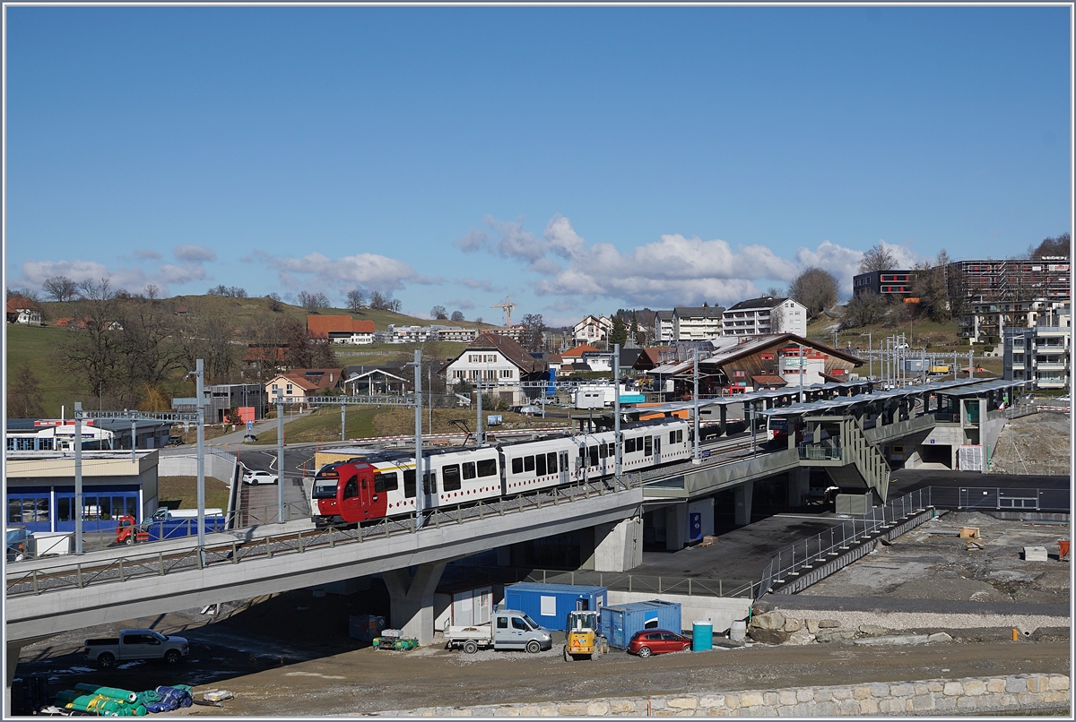 Ein Blick auf den neuen Bahnhof von Châtel St-Denis mit einem einfahrenden TPF SURF; das Bild zeigt sehr deutlich, dass die Arbeiten um den Bahnhof herum erst beginnen.

5. Feb. 2020