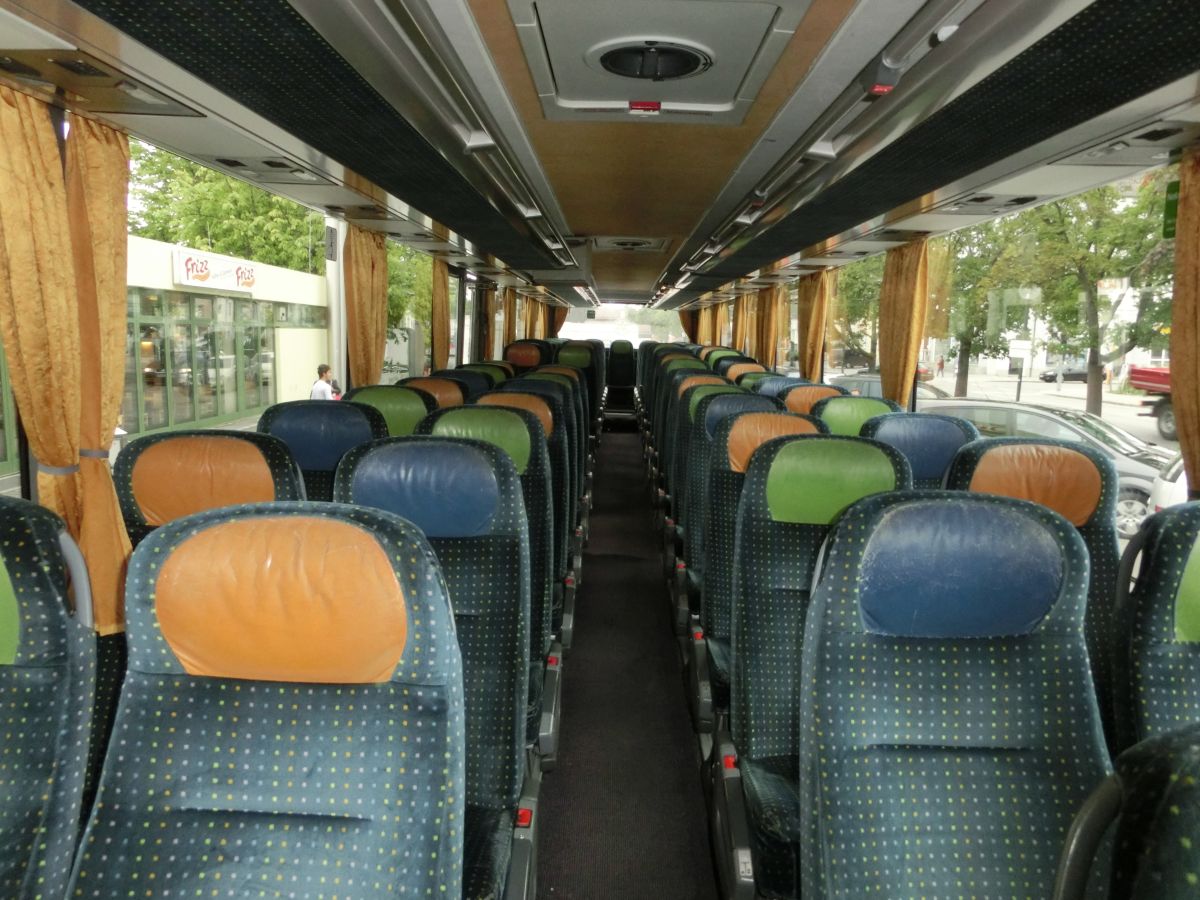 Ein Blick in den Innenraum des Setra S 319 UL-GT von Josef Kalb aus Norlaching bei Dorfen. Vorzufinden sind hier 71 Setra-Schlafsessel (kippbare Sitzbank am Mitteleinstieg; zzgl. 2 Reiseleitersitze) vom Modell 'Top' mit Kurbelarmlehne, Sicherheitsgurt und Lederkopfteil, die auf den 230 mm hohen Podesten montiert sind, die Reisebus-Innenbeleuchtung, Service-Sets mit Lüftungsdüsen und Leselampen, Vorhänge, sowie eine TV-Anlage mit Videolaufwerk und zwei Monitoren.