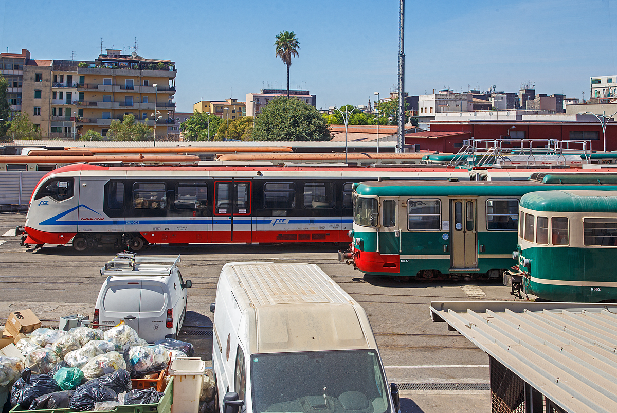 Ein Blick ins Depot der Ferrovia Circumetnea (FCE) in Catania Borgo am Sonntag den 17.07.2022, leider ruht sonntags der ganze Bahnbetrieb der 950 mm Schmalspurbahn.

Links der moderne Dieseltriebzug FCE DMU-003 vom Typ Newag „Vulcano“ (series DMU 001-004). Davor der Triebwagen FCE ADe 17 (Baujahr 1980), sowie davor der Beiwagen FCE R552.

Der Newag „Vulcano“ (Baureihe DMU 001-004) ist ein Dieseltriebwagen, der vom polnischen Hersteller NEWAG S.A. fr die Ferrovia Circumetnea in Catania gebaut wurde. Seit Mai 2016 sind sie im Einsatz. 

Die Vulcano sind moderne, zweiteilige Fahrzeuge, die mit integrierten „Powerpack“-Antriebssystemen mit elektrischem Getriebe ausgestattet sind, die speziell fr diese Fahrzeuge entwickelt wurden. Fortschrittliche technische Lsungen im Antriebssystem, Getriebesystem und Karosseriesttzsystem ermglichten es, Gerusche im Fahrgastraum zu dmpfen. Die Konfiguration des Innenraums des Fahrgastraums ermglicht den Betrieb des Fahrzeugs sowohl im Stadt- als auch im Vorortverkehr. Die Anzahl der Sitzpltze betrgt 106 inkl. 7 Klappsitze und kann je nach Bedarf des Schienenverkehrstrgers variiert werden. Die Fahrzeuge sind vollklimatisiert.

Eine Einheit ist mit einer behindertengerechten Toilette (gem TSI PRM) in hermetisch dichter Bauweise ausgestattet und die interne Trzone ist mit automatischen Rollstuhlliften ausgestattet. Diese Dieseltriebzge knnen mit einer Hchstgeschwindigkeit von bis zu 100 km/h fahren und sind fr Mehrfachtraktion ausgelegt.

TECHNISCHE DATEN der Newag „Vulcano“:
Hersteller: Newag S.A.
Gebaute: 4
In Betrieb: Mai 2016
Spurweite: 950 mm
Achsfolge: Bo'Bo'+Bo'Bo'
Lnge: 37.260 mm
Hhe: 3.530 mm
Breite: 2.526 mm
Drehzapfenabstand: 11.600 mm
Eigengewicht: 68,8 t
Leistung: 2 x 390 kW
Hchstgeschwindigkeit: 100 km/h
Tren ja Seite: 2 (je 1.300 mm breit)
Fubodenhhe ber SOK: 550 mm
Sitzpltze: 106
Stehpltze: 66

