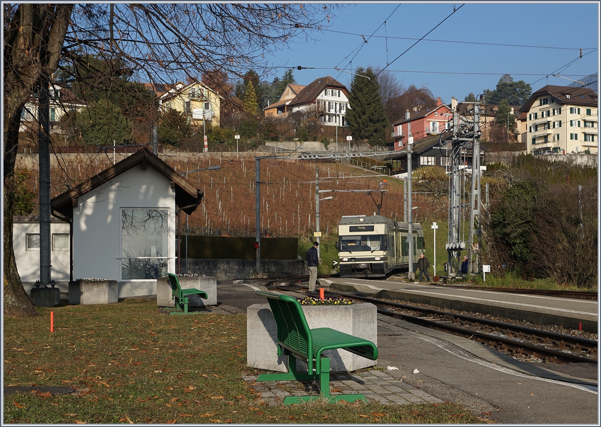 Ein CEV MVR GTW Be 2/6 erreicht den Bahnhof St-Légier Gare von Blonay kommend. Ein schon bald historisches Bild, denn die GTW werden an die BTI abgegeben und der Bahnhof St-Legier umgebaut. 15. Dez. 2016