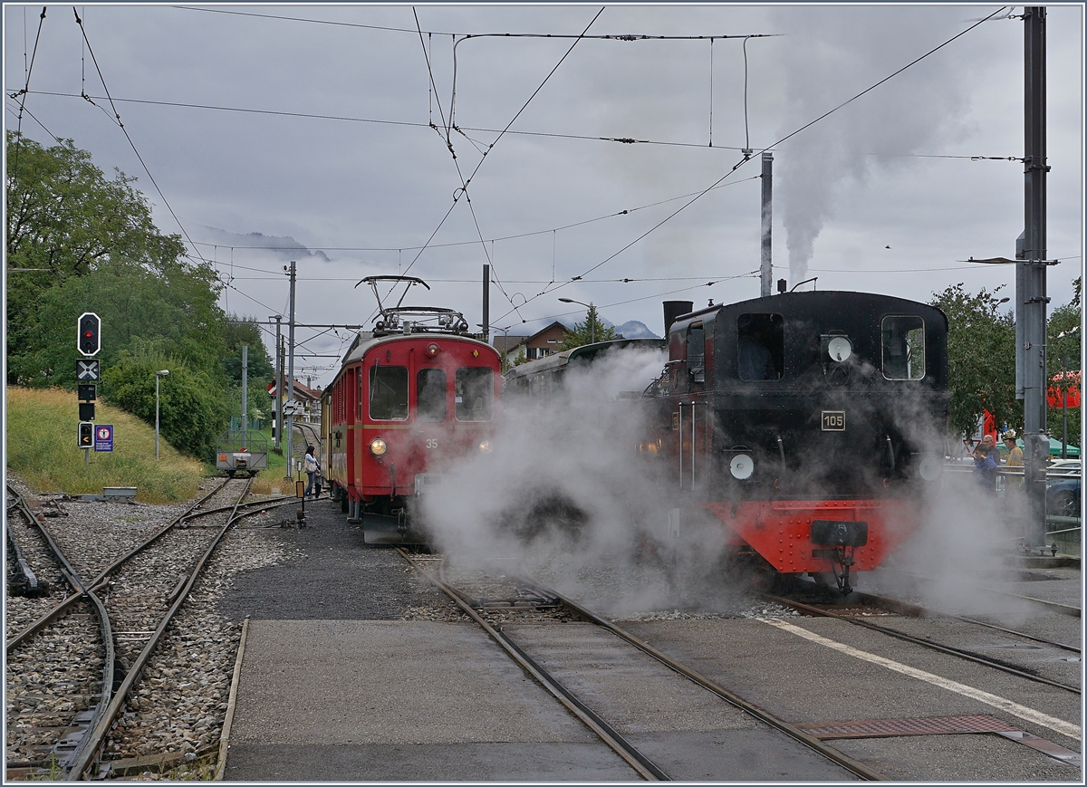 Ein dampfendes  Stimmungsbild  mit der G 2x 2/2 105 und dem auf dem Nebengeleis kaum zu sehenden RhB ABe 4/4 I 35, der mit seinem Blonay-Chamby  Bernina-Wagen  als Riviera Belle Epoque von Chaulin nach Vevey unterwegs ist. 

30. Aug. 2020