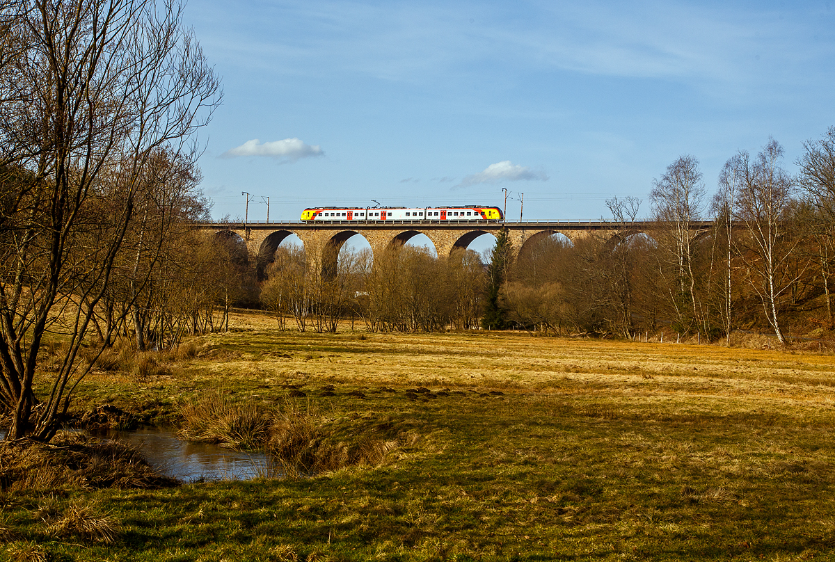 Ein dreiteiliger Alstom Coradia Continental (ET 3xx) der Baureihe 1440 der HLB (Hessische Landesbahn) fährt am 23.02.2021, als RB 95  Sieg-Dill-Bahn   Siegen - Dillenburg, über den Rudersdorfer Viadukt in Richtung Dillenburg.