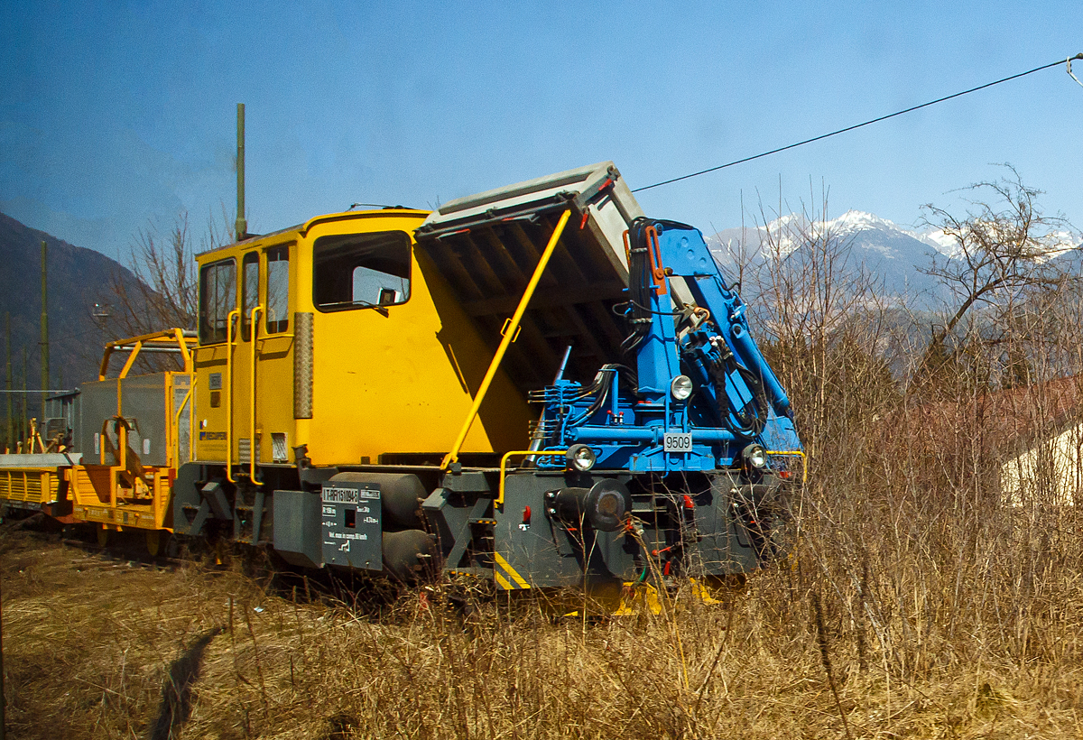 Ein ehemaliger SBB Baudiensttraktor vom Typ Tm III (Autocarrelli con gru Tm III) IT-RFI 151094-5 der Italienischen Firma Recuperi srl., ex SBB Tm III 9509 (Ausführung mit Ladebühne und Kran) ist am 27.03.2022 bei Bruneck / Brunico abgestellt. Aufnahme aus fahrenden Zug durch die Scheibe.

Der Tm III wurde 1982 von RACO (Typ 225 SV4 H) unter der Fabriknummer 1878 gebaut uns als Tm III 9509 an die SBB geliefert.
