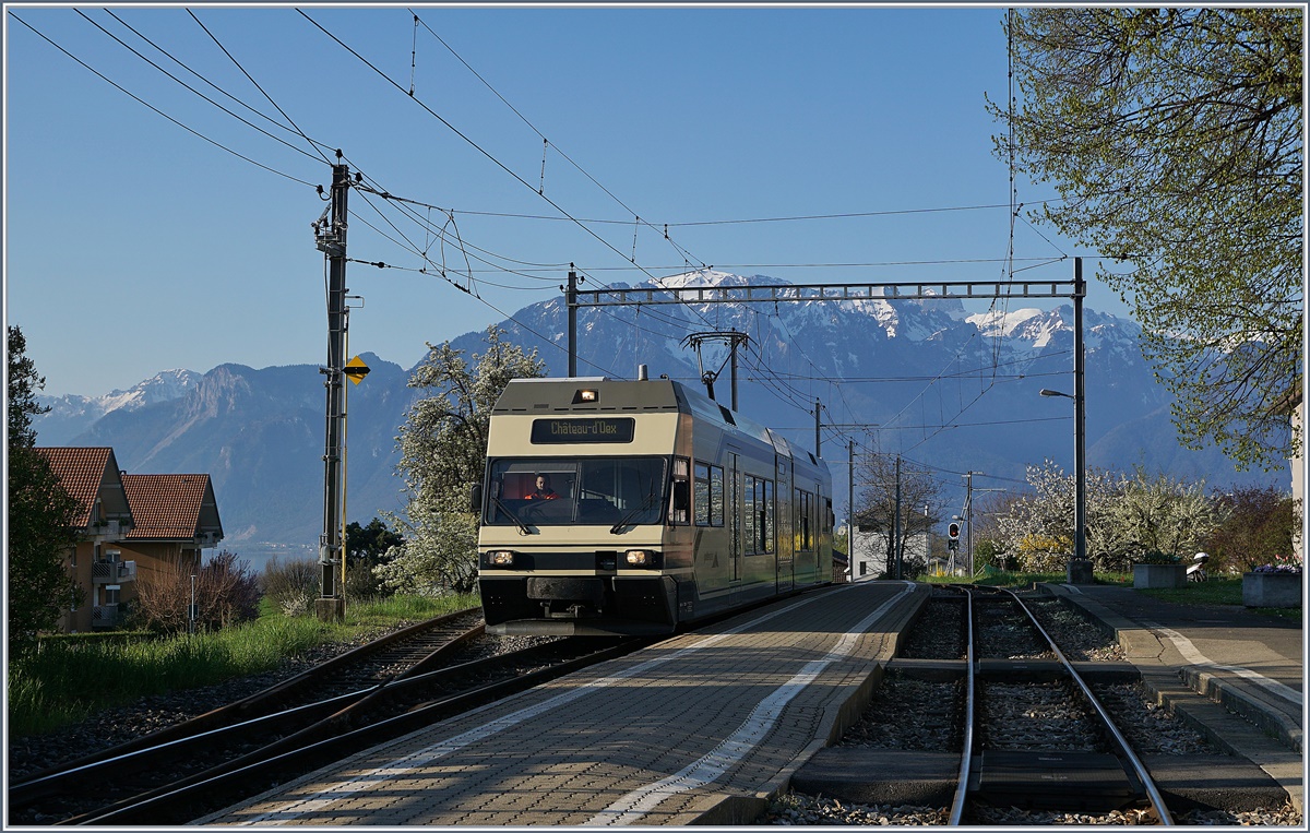 Ein eigentlich ganz banales Bild: Der CEV GTW Be 2/6 7001 errreicht St-Legier Gare. Doch auf den zweiten Blick überrascht die Destination des GTW: Château d'Oex. Zudem fuhr der Zug ohne Halt durch (dies kann das Bild natürlich nicht zeigen) und zuletzt ist noch anzumerken, dass die CEV GTW Be 2/6 bei der CEV praktisch keine Plandienste mehr absolvieren.
3. April 2017