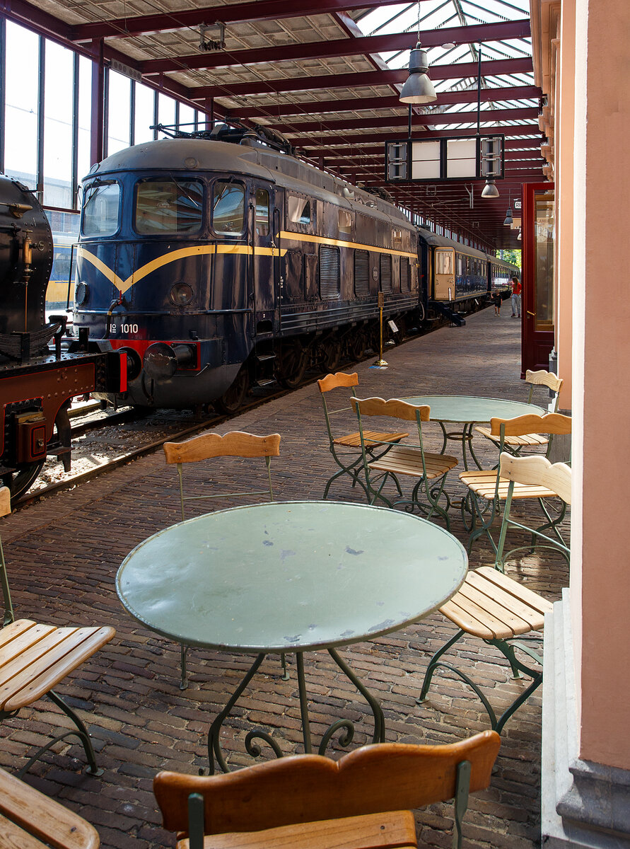 Ein Eisenbahnmuseum das zum Verweilen einlädt, leider fehlte uns dieses Mal die Zeit dafür.
Die Elektrolokomotive NS № 1010 NS-Baureihe 1000 am 29 April 2025 im Het Spoorwegmuseum (bis 2005 NSM - Nederlands Spoorwegmuseum / Niederländischen Eisenbahnmuseum) in Utrecht im ehemaligen Bahnhof Maliebaanstation. 