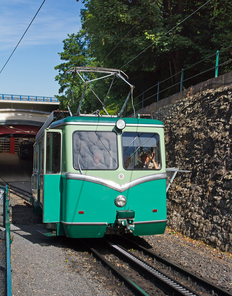 
Ein Elektrotriebwagen der Drachenfelsbahn beginnt am 06.06.2014 an der Talstation in Königswinter seine 1,5 km lange Bergfahrt zum Drachenfels hinauf. 

Die Drachenfelsbahn ist die älteste der vier noch betriebenen Zahnradbahnen in Deutschland. Sie wird nach einer eigenen „Bau- und Betriebsordnung für die Drachenfelsbahn (BO-DRACH)“ von der Bergbahnen im Siebengebirge AG betrieben. Die meterspurige Bahn, mit Zahnstangensystem Riggenbach, verbindet seit 1883 die im Rheintal gelegene Altstadt von Königswinter mit dem Siebengebirge und endet knapp unterhalb des Drachenfels-Gipfels. 

Die 1.520 Meter lange Strecke überwindet dabei 220 Höhenmeter, die maximale Steigung beträgt 20 Prozent. Das Stromsystem (über Oberleitung) beträgt 750 V DC (Gleichstrom). Sie wird als DB Kursbuchstrecke (KBS) 11001 geführt.

Die Drachenfelsbahn ist eine der meistgenutzten Zahnradbahnen Europas, bis heute beförderte sie mehr als 35 Millionen Fahrgäste. Neben der Bayerischen Zugspitzbahn, der Wendelsteinbahn und der Zahnradbahn Stuttgart ist die Drachenfelsbahn eine von nur noch vier betriebenen Zahnradbahnen in Deutschland. 