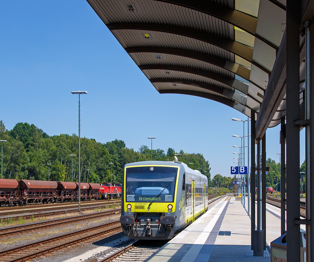 
Ein etwas andere Zuschnitt als das BB-Bild...
Der VT 650.707 (95 80 0650 707-2 D-AGIL) ein Stadler Regio-Shuttle RS1 (BR 650) der agilis Verkehrsgesellschaft mbH & Co. KG erreicht am 01.07.2015 den Bahnhof Marktredwitz, er fährt die Verbindung Hof - Marktredwitz - Kirchenlaibach (Umlauf ag 84540).  
Die agilis ist ein Tochterunternehmen der Benex und der Hamburger Hochbahn. 

Der Stadler Regio-Shuttle RS1 wurde 2010 bei Stadler Pankow GmbH in Berlin unter der Fabriknummer 38822 gebaut.