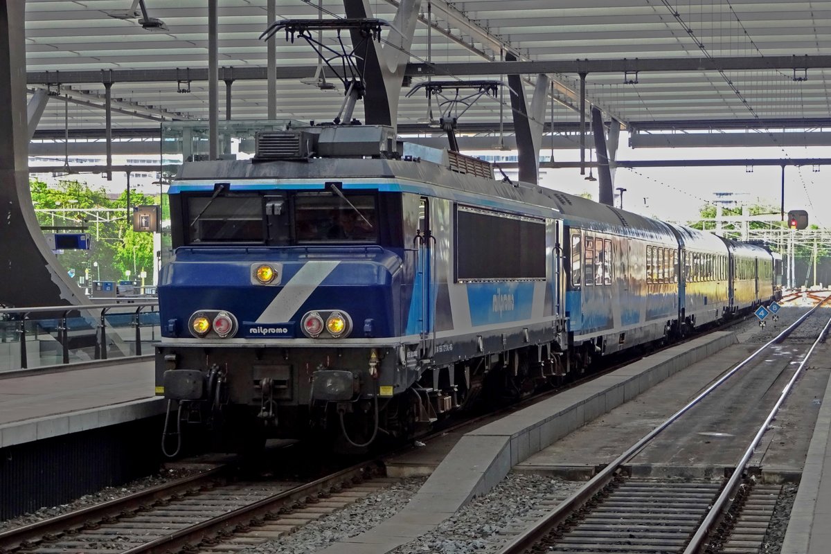 Ein fahrendes Restaurant ist der RailPromo Dinner Train, hier am Abend von 18 Mai 2019 in Rotterdam Centraal. Gegen Sondertarif geniesst Mann ein Rundfahrt von/bis eine Stadt uber ein andere Stadt -und jedes Wochenende ist eine andere Stadt favorit. Dieses Mal ist Rotterdam der Stutzpunkt, mit ein Rundfahrt Rotterdam--Hoofddorp--Rotterdam über Leiden. Hier steht 101002 mit deren Dinner Train in Rotterdam Centraal. In 2020 ist RailPromo leider in die Pleite gegangen und deren Loks sind heute im Besitz von TCS.