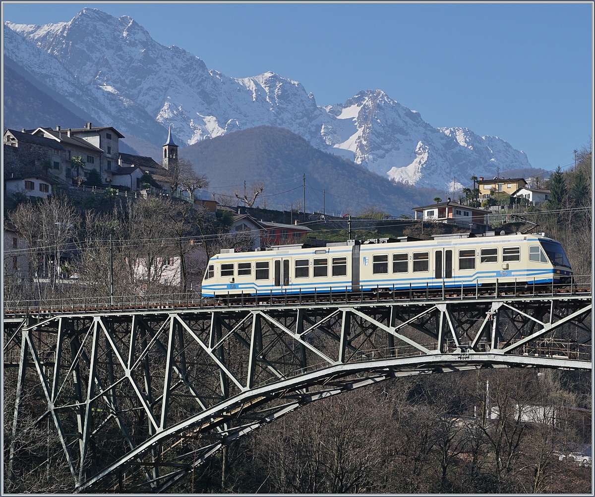 Ein FART ABe 4/6 auf der Isorno Brücke bei Intragna.
16. Mai 2017