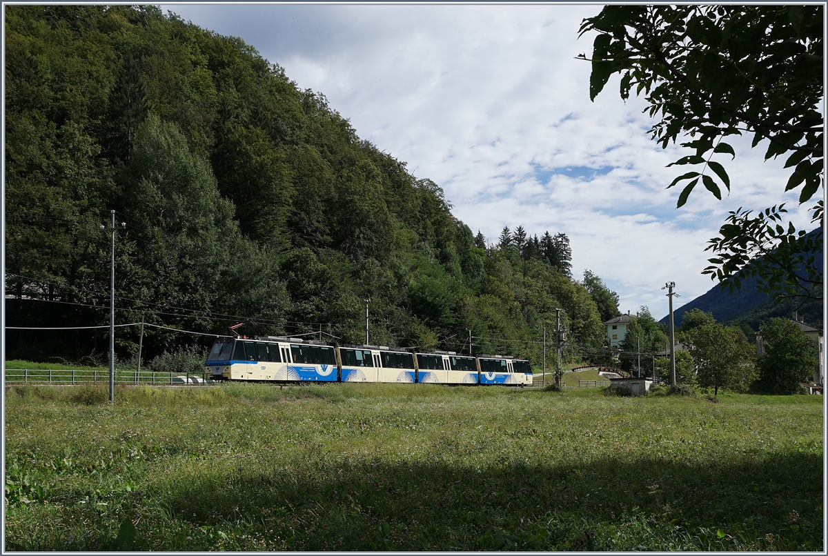 Ein Ferrovia Vigezzina SSIF Treno Panoramico bei Re auf der Fahrt von Domossola nach Locarno.
5. Sept. 2016