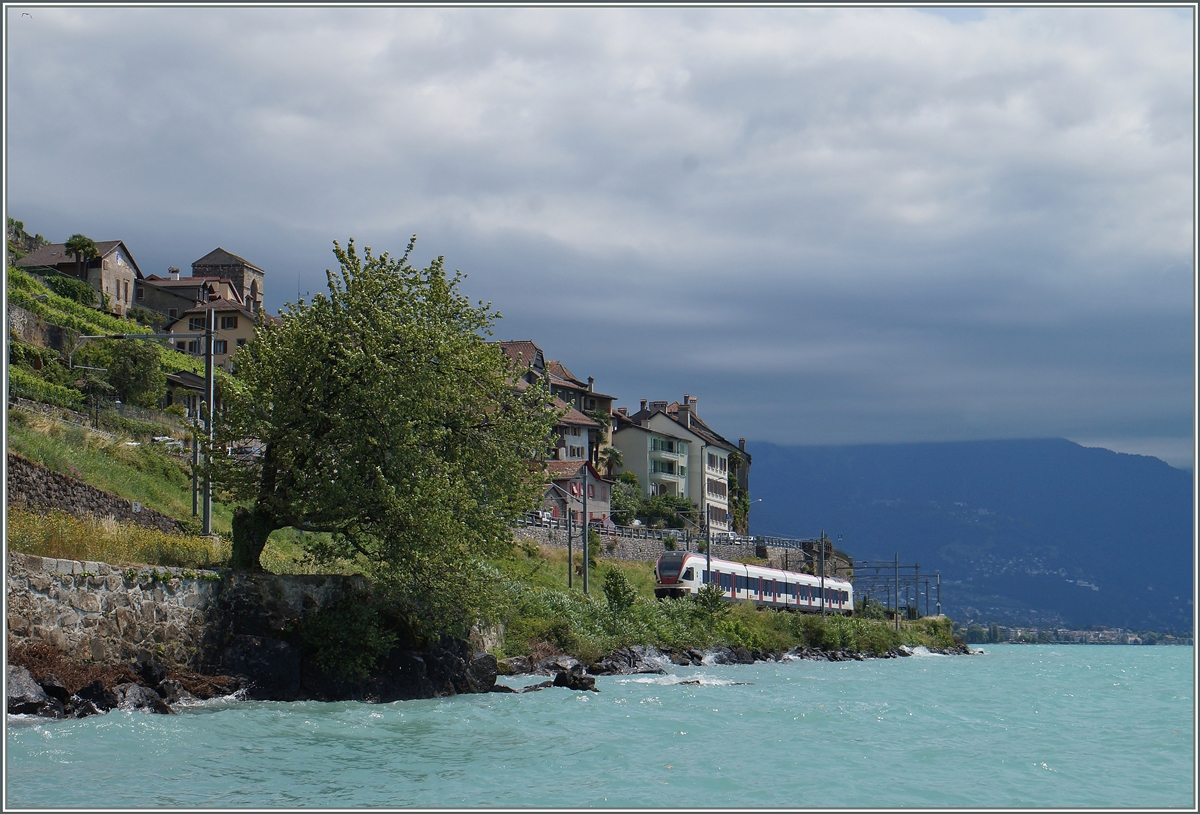 Ein Flirt auf dem Weg Richtung Lausanne bei St-Saphorin.
8. Juli 2015