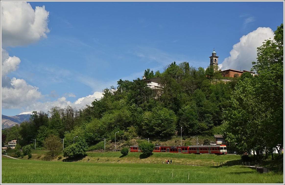 Ein FLP Zug kurz vor der Haltestelle Sorengo Laghetto.
(30.04.2015)