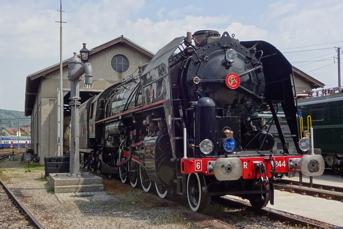 Ein Fransösischer Dampflok in Deutsschsprachich Schweiz: 141 R 1244 in Brugg AG am 25 Mai 2019. Sie ist eine von 1340 in 1944 gebaute Dampfloks von SNCF bestelt um das zerstörter Lokpark buchstäblich wieder aufs Gleis zu setzen. 