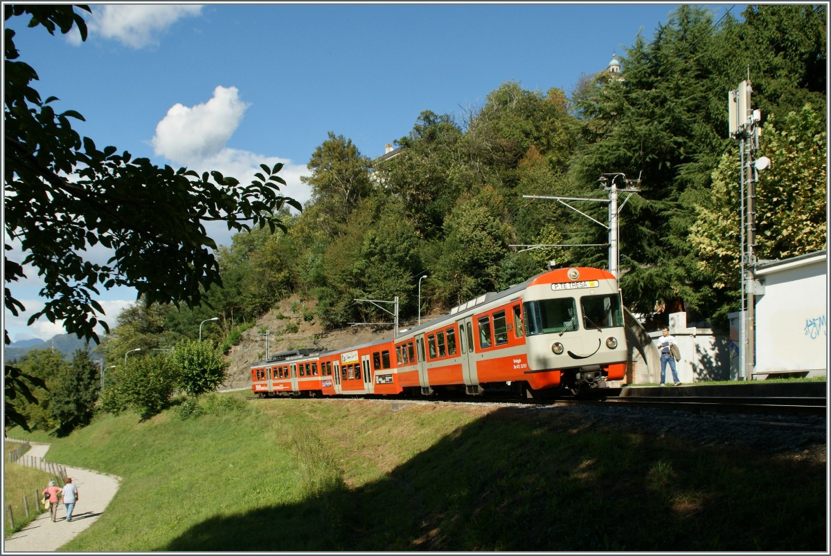 Ein freundlicher FLP Regionalzug nach Ponte Tresa beim Halt in Sorengo-Laghetto.
12. Sept. 2013