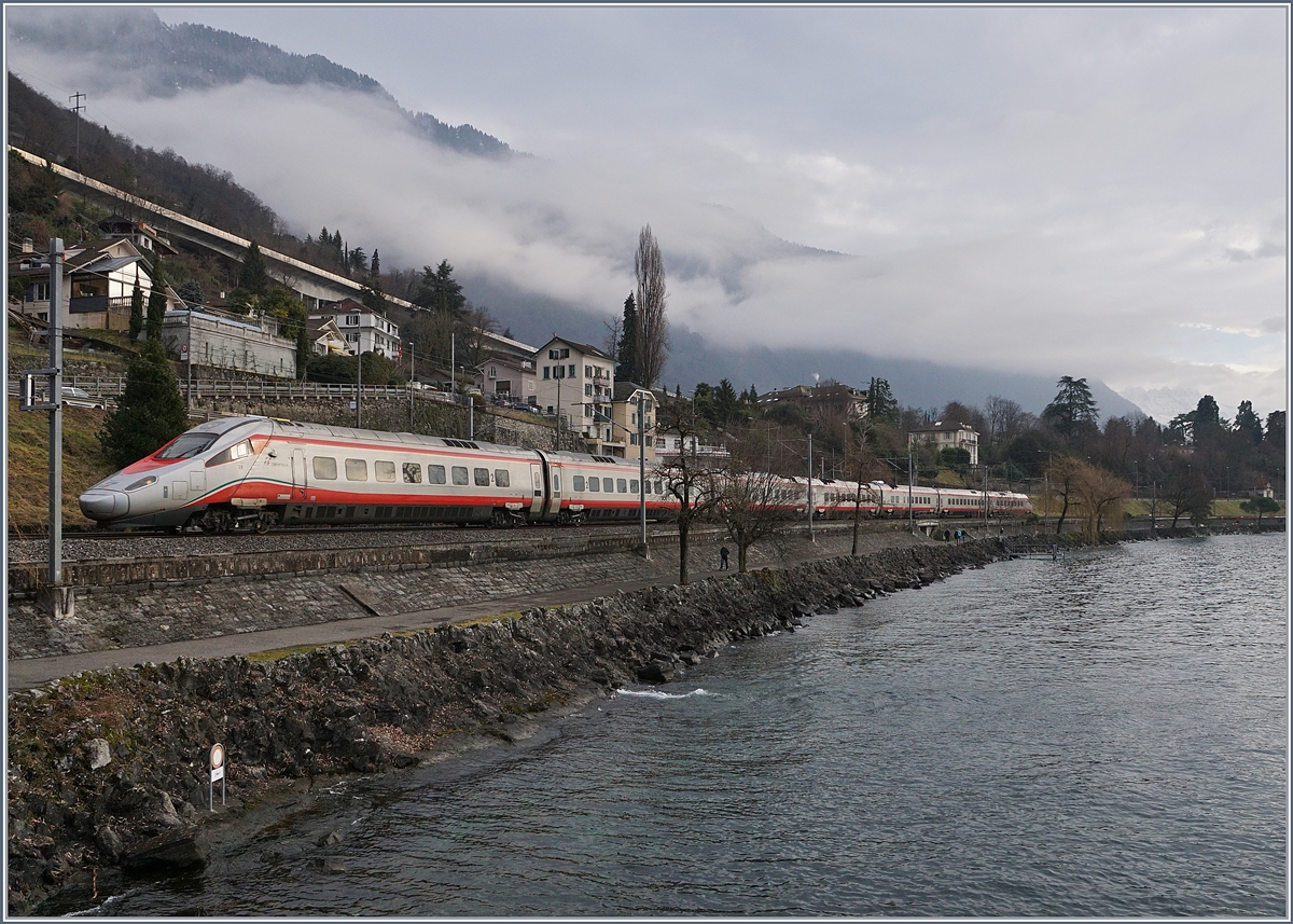 Ein FS ETR 610 als EC 34 von Milano nach Genève zwischen Villeneuve und dem Château de Chillon.

7. Jan. 2018