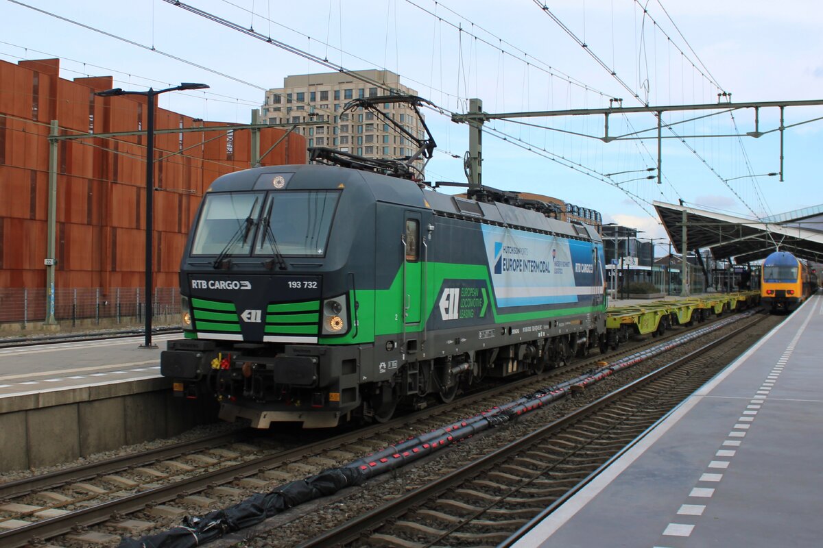 Ein ganz leeren KLV aus Blerick durchfahrt mit RTB Cargo 193 732 am 26 Februar 2025 Tilburg.