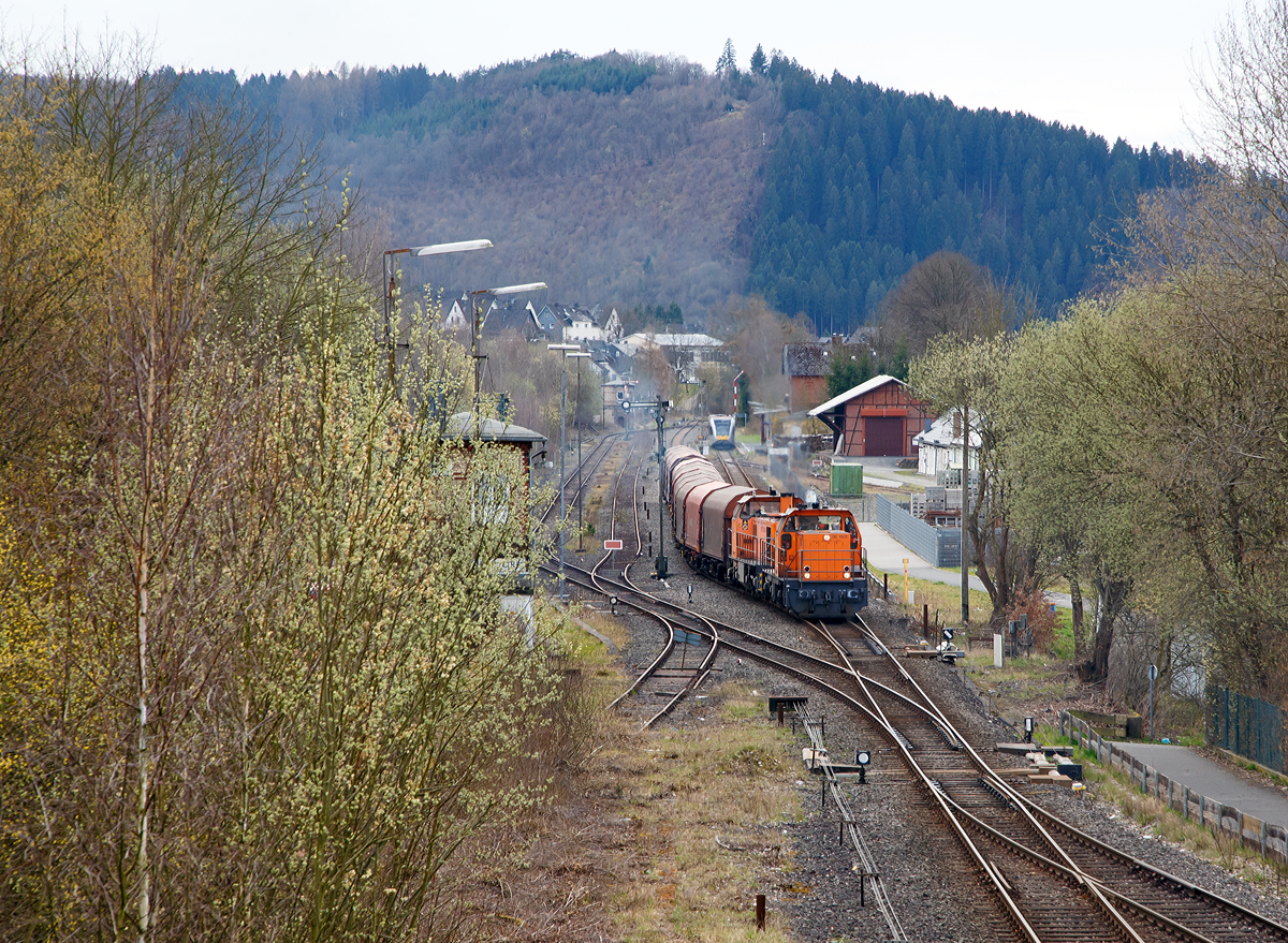 
Ein GTW 2/6 der HLB (Hessische Landesbahn GmbH) ist am 04.04.2016, als RB 96  Hellertalbahn  (Dillenburg - Haiger - Herdorf - Betzdorf), in den Bahnhof Herdorf eingefahren. So knnen nun die Lok 41 (98 80 0272 008-0 D-KSW), eine MaK DE 1002, und die Lok 42 (92 80 1277 902-3 D-KSW), eine Vossloh MaK G 1700 B, beide der KSW Kreisbahn Siegen-Wittgenstein GmbH ihre Fahrt, mit ihrem Coilgterzug,fortsetzen.