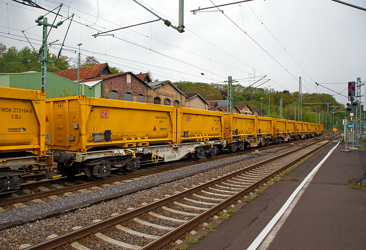 Ein Hauch Stuttgart 21....
An die DB AG vermietete Containertragwagen Sgmmns 40‘ (193) der AAEC (mittlerweile zur VTG AG), beladen mit 2 Schmitz Cargobull 20ft. Abraumcontainer fr Abraum von „Stuttgart 21“, am 04.05.2019 bei der Durchfahrt in Betzdorf/Sieg in Richtung Siegen. Vorne der Wagen 37 80 4505 593-6 D-AAEC mit Container FWDA 273013 9 und FWDA 273 361 0. Diese Wagen fahren in Ganzzgen zwischen Stuttgart (Baustelle Stuttgart 21) und Nordhausen.
