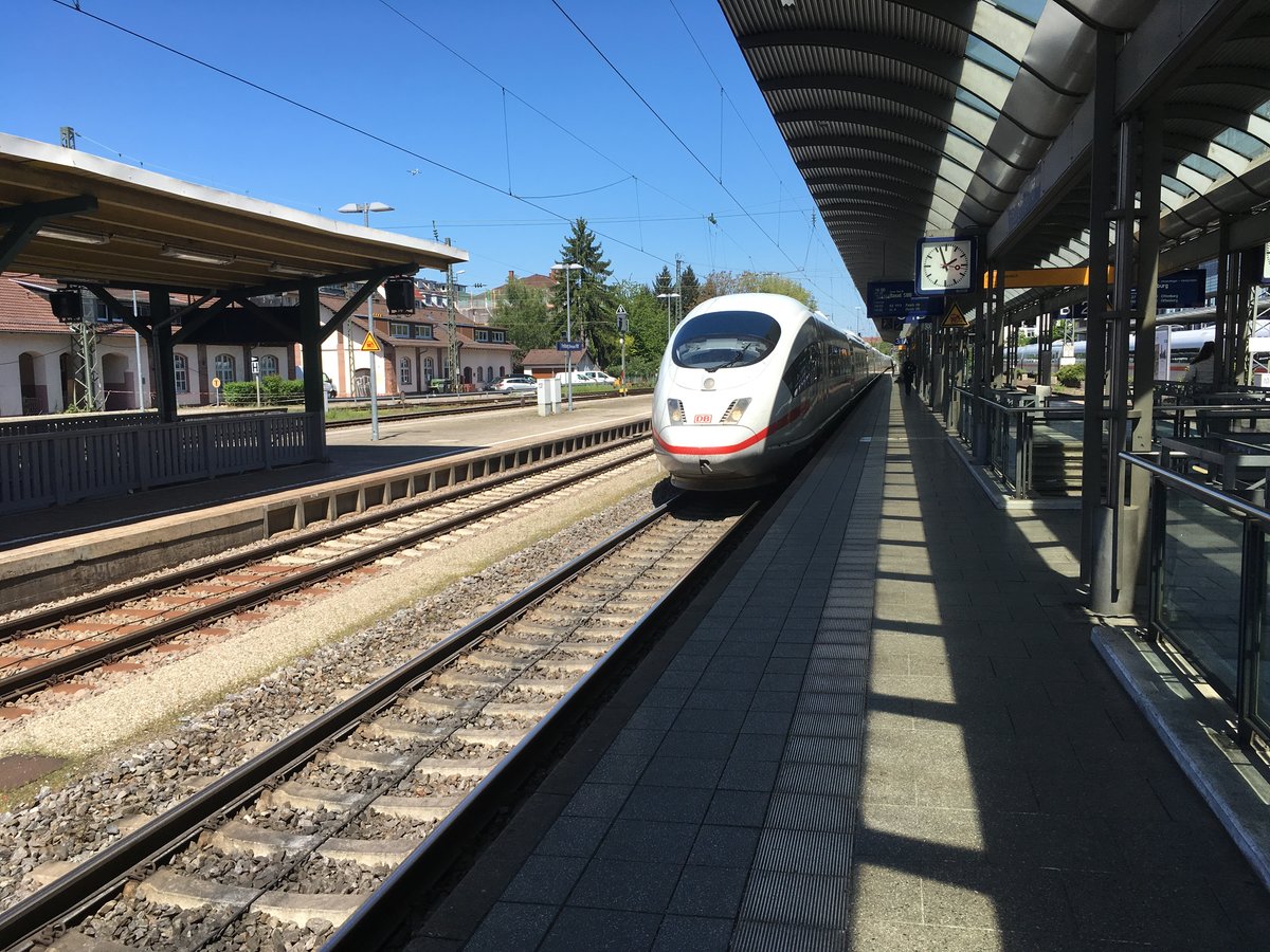 Ein ICE 3 bei der Einfahrt am 30.04.17 in Freiburg Hbf.