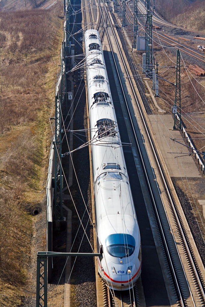 
Ein ICE 3 M der NS - Nederlandse Spoorwegen N.V (Niederländische Eisenbahnen AG) rauscht am 07.04.23013 durch Montabaur, aufgenommen von oberhalb des  Himmelbergtunneles.

Der ICE 3M wird als Baureihe 406 geführt, und ist ein der Familie des ICE 3 zugehöriger ICE-Hochgeschwindigkeitszug, er ist mehrsystemfähig. Neben den sieben Triebzügen der Deutschen Bahn AG, haben die Niederländischen Eisenbahnen vier Triebzüge. Diese elf ICE-3M-Züge verkehren nach Amsterdam und Brüssel. 

Sechs weiter Züge (der DB AG) wurden 2007 als ICE 3MF (auch: Baureihe 406F) für grenzüberschreitenden Verkehr nach Frankreich umgerüstet. Die je 200 Meter langen Triebzüge werden aus acht Wagen gebildet und seit 2000 im Reisezugbetrieb eingesetzt.

Der ICE 3M ist eine Triebwagenzug und nicht wie ICE 1 und 2 mit Triebkopfkonzept. Gegenüber den äußerlich gleichen ICE 3 (BR 403) sind sie mehrsystemfähig, in folgenden Stromsystemen:
15 kV 16,7 Hz~ (AC) 
25 kV 50 Hz~ (AC) 
1,5 kV = (DC) 
 3 kV = (DC)

Sie haben sechs (2 mal 3) Stromabnehmern und sind für folgende Netze geeignet:
- Wagen 2 und 7: Typ DSA380D (analog ICE 3) für DB/ÖBB (15 kV Wechselspannung) und NS (25 kV Wechselspannung)
- Wagen 3 und 6: Typ DSA350G für NS (1,5 kV Gleichspannung) und SNCB Bestandsnetz (3 kV Gleichspannung)
- Wagen 4 und 5: Typ DSA380F für SNCF (25 kV Wechselspannung), SBB (15 kV Wechselspannung), SNCB-Schnellfahrstrecken (25 kV Wechselspannung)


In Deutschland fahren sie planmäßig bis zu 300 km/h (technisch möglich 330 km/h). Unter Gleichstrom (wie in Belgien und den Niederlanden 220 km/h).

Weitere Technische Daten:
Spurweite: 1.435 mm (Normalspur)
Achsformel: Bo'Bo'+2'2'+Bo'Bo'+2'2' +2'2'+Bo'Bo'+2'2'+Bo'Bo'
Anzahl der Fahrmotoren:  16
Länge über Kupplung:  200,84 m
Höhe: 3.890 mm
Breite: 2.950 mm
Drehzapfenabstand: 17.375 mm
Leergewicht: 435 t
Dienstgewicht:  488 t
Radsatzfahrmasse:  16 t
Dauerleistung: 8.000 kW bei Wechselstrom / 4.300 kW bei Gleichstrom
Anfahrzugkraft:  300 kN
Bremse:  Motorbremse, Wirbelstrombremse, Scheibenbremse, Federspeicherbremse
Zugsicherung:  Sifa, PZB 90, LZB 80, ZUB 121, Integra-Signum,Crocodile, TVM 430, ATBL, Eurobalise (ICE 3M)
Kupplungstyp:  Scharfenberg
Sitzplätze:  in der 1.Klasse 91 und 334 in der 2. Klasse, somit 425 gesamt