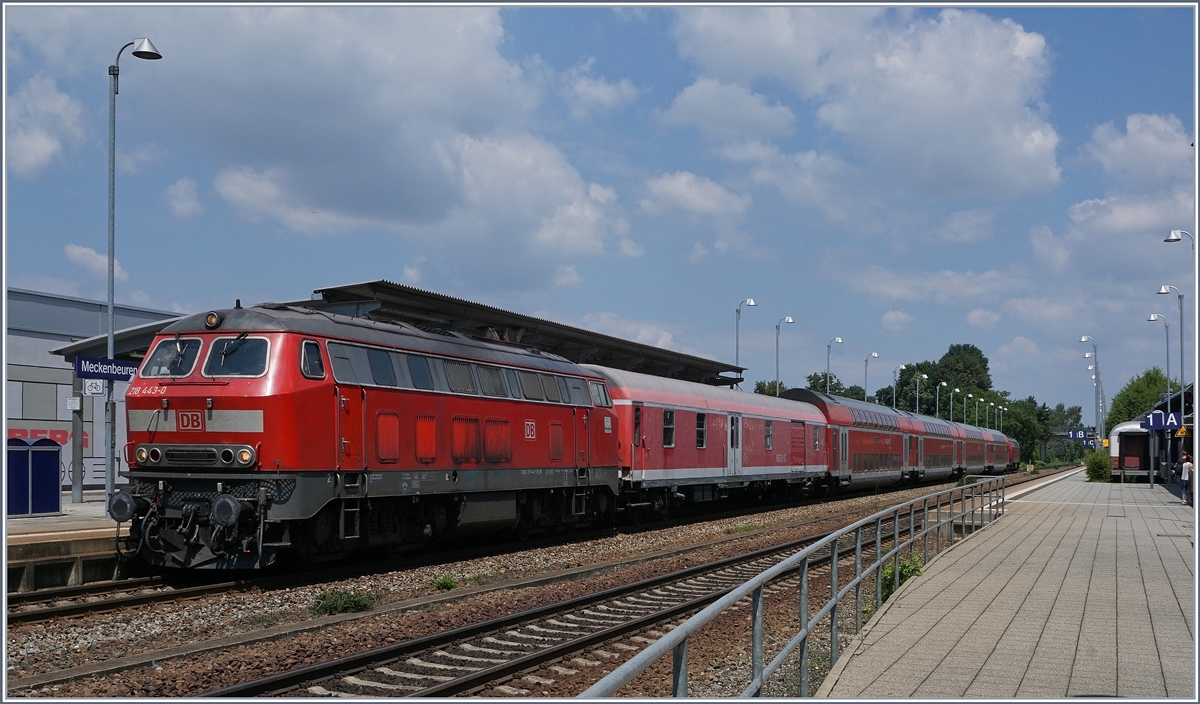 Ein IRE Richutung Friedrichshafen beim Halt in Meckenbeuren.
16. Juli 2016