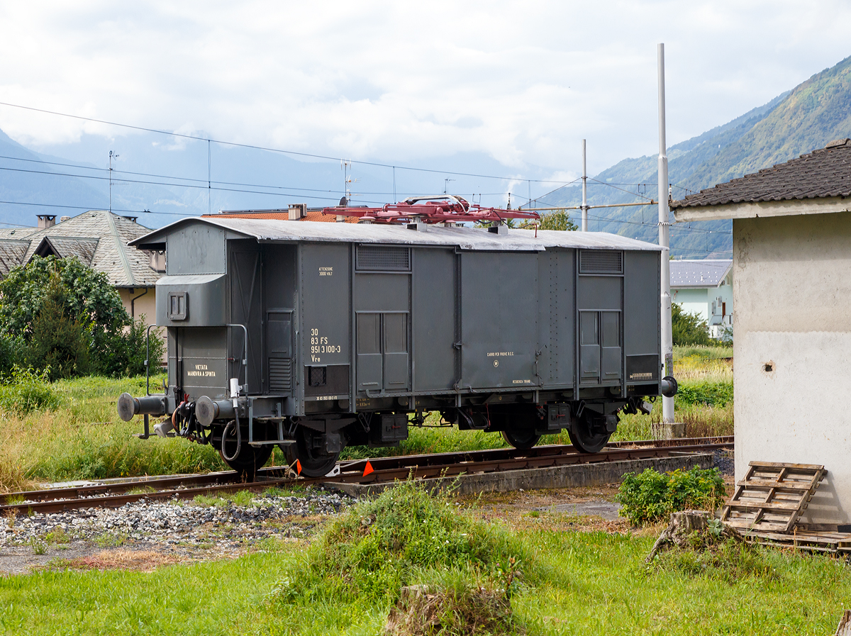 
Ein italienischer 2-achsiger Messwagen 30 83 9513 100-3 I-Ti (ex 30 83 FS 9513 100-3 Vre), wenn ich die Anschrift  Carro per Prove R.E.C  richtig übersetzt habe, abgestellt  am 14.09.2017 beim Bahnhof Tirano (aufgenommen aus einem Zug heraus).

TECHNISCHE DATEN (laut Aufschriften):
Spurweite: 1.435 mm
Achsanzahl: 2
Länge über Puffer: 9.930 mm
Achsabstand: 6.100 mm