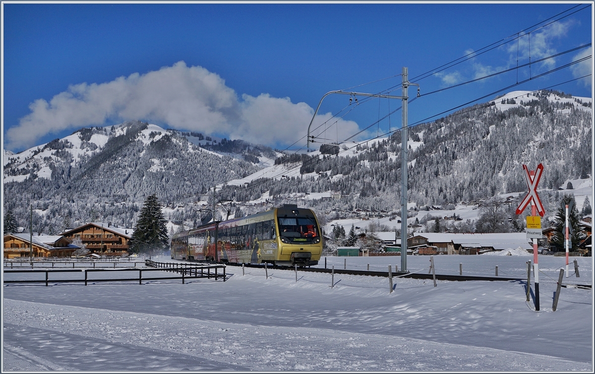 Ein  Lenker-Pendel  Be 4/4 Serie 5000 ist kurz vor Gstaad auf dem Weg nach Zweisimmen. 

2. Feb. 2018
