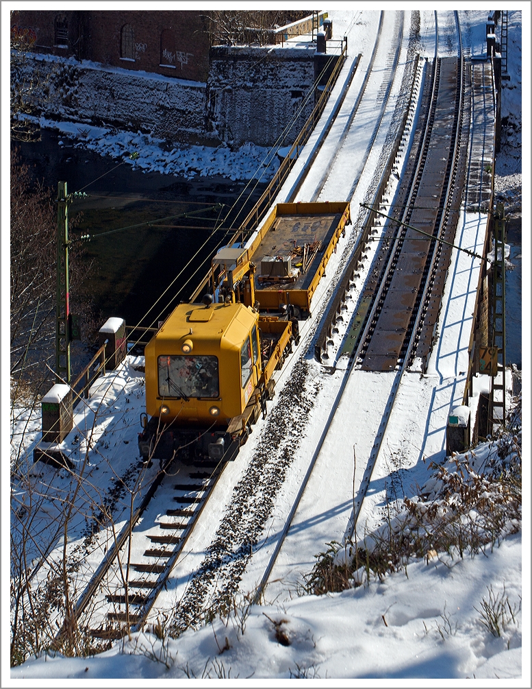 Ein mir unbekanter GAF fährt am 13.03.2013 auf der Siegstrecke (KBS 460) in Richtung Köln, hier in Scheuerfeld auf der Siegbrücke kurz vor dem 32 m langen Mühlburg-Tunnel (wird auch Mühleberg-Tunnel genannt) in Scheuerfeld / Sieg.