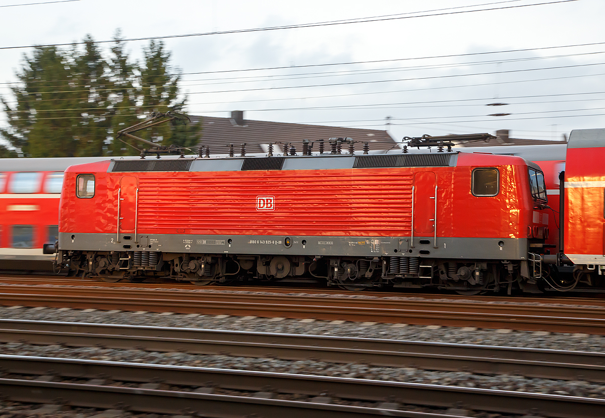 
Ein Mitzieher Seitenportrait: Die 143 925-6 (91 80 6143 925-6 D-DB) der DB Regio als Schublok des RB 27  Rhein-Erft-Bahn  nach Koblenz, hier am 03.11.2016 in Spich.

Die Lok wurde, kurz vor dem Mauerfall, 1989 bei LEW (VEB Lokomotivbau Elektrotechnische Werke Hans Beimler Hennigsdorf) unter der Fabriknummer 20375 gebaut und als DR 243 925-5 an die Deutsche Reichsbahn geliefert, 1992 erfolgte die Umzeichnung in DR 143 925-6 und zum 01.01.1994 in DB 143 925-6.

Ein Umbau (Einbau) Notbremsüberbrückung (NBÜ) und elektropneumatischer Bremse (ep) erfolgte 2006 und 2012 die Hochrüstung auf NBÜ 2004. Die Notbremsüberbrückung (NBÜ) dient bei Personenzügen dazu, den Zug trotz betätigter Notbremse weiterfahren zu lassen und erst an einem besser geeigneten Ort zum Stillstand zu bringen. Zudem erhielt sie 2008 neue Stromabnehmer der Bauart DSA 200.
