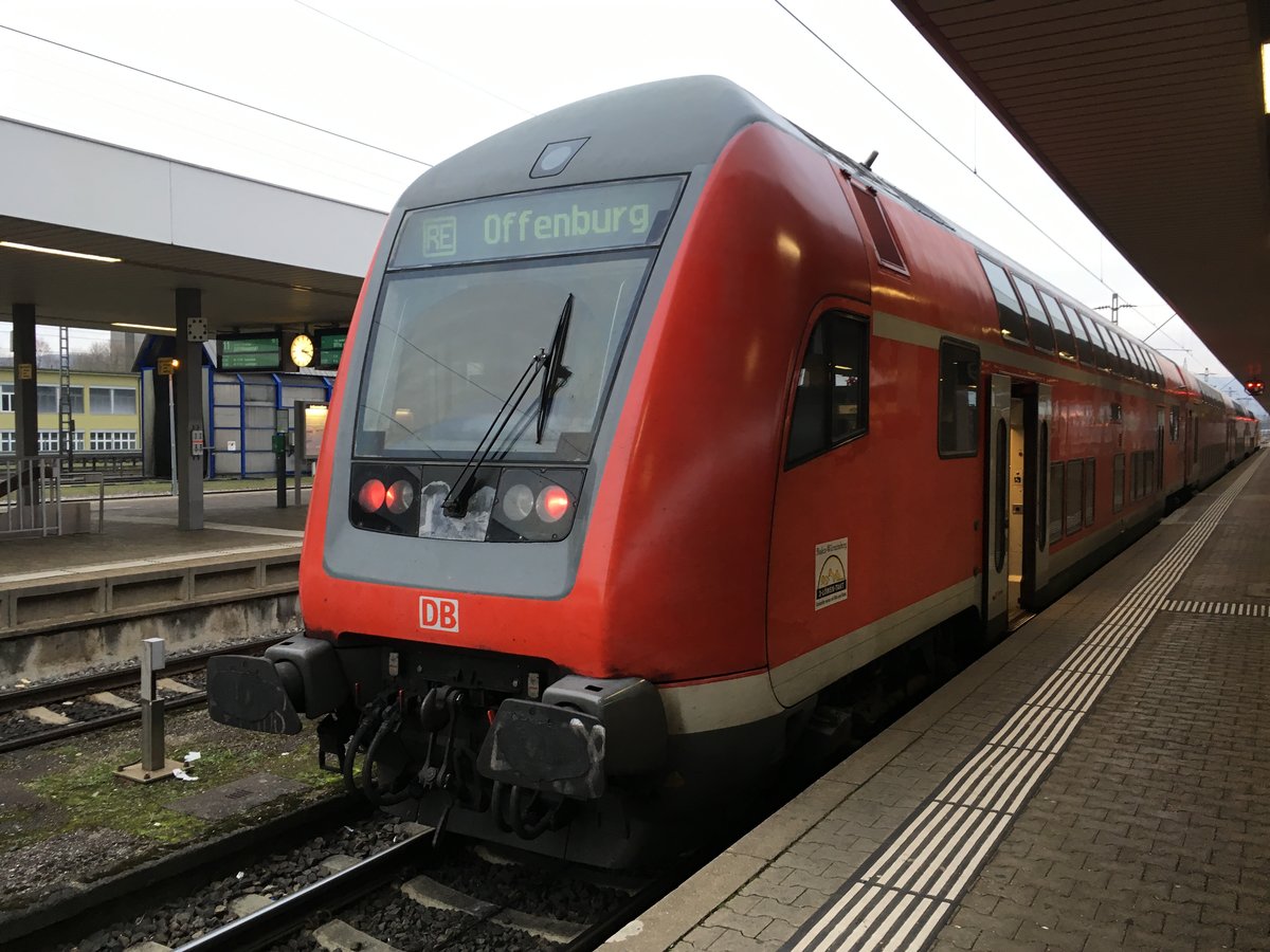 Ein moderner DoSto Steuerwgen als Re 17026 nach Offenburg am 26.11.16 in Basel Bad Bf