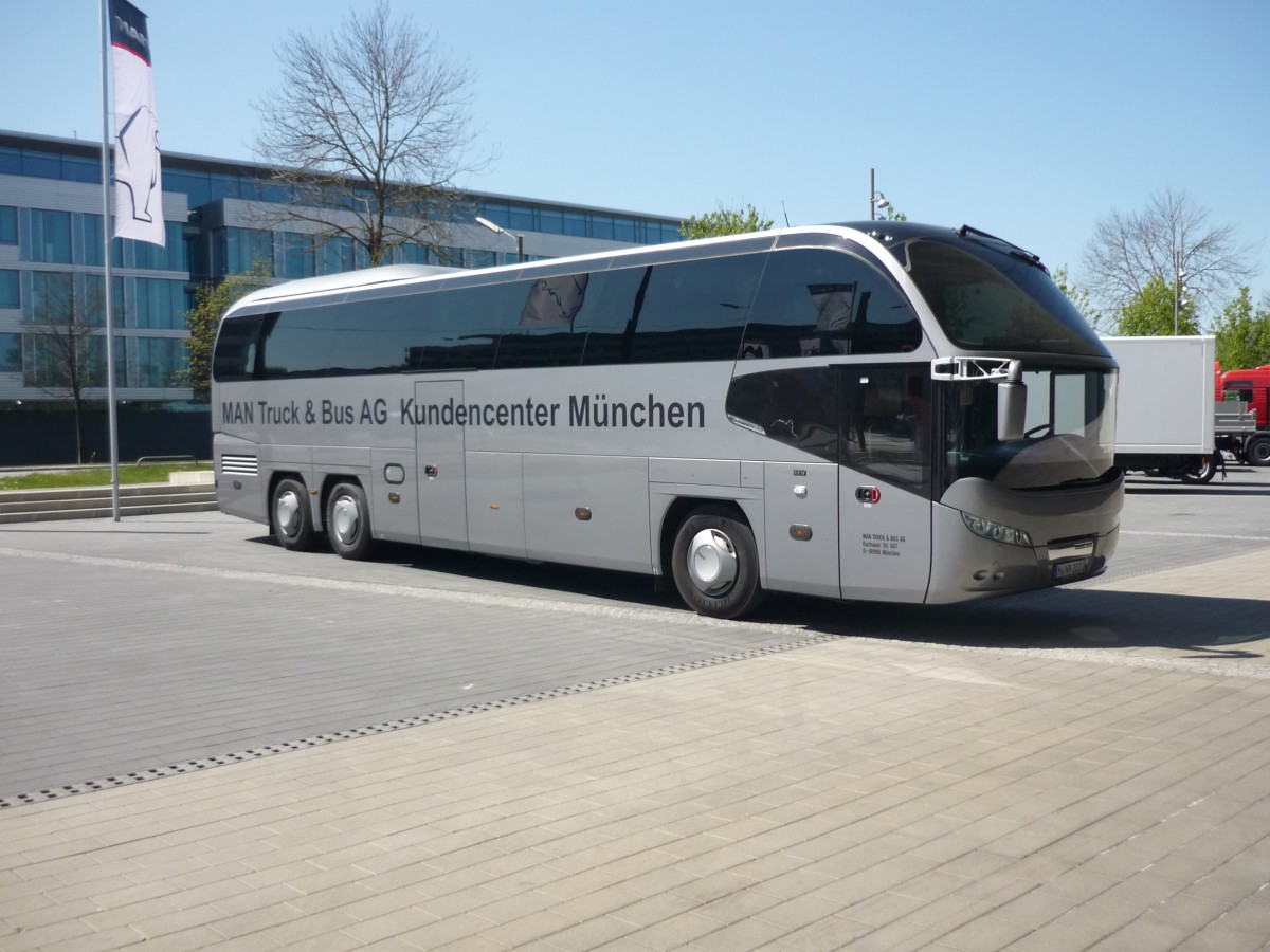 Ein Neoplan-Cityliner in Mnchen am Busforum, fhrt die Leute ins Werk zur Besichtigung am 17.04.2014