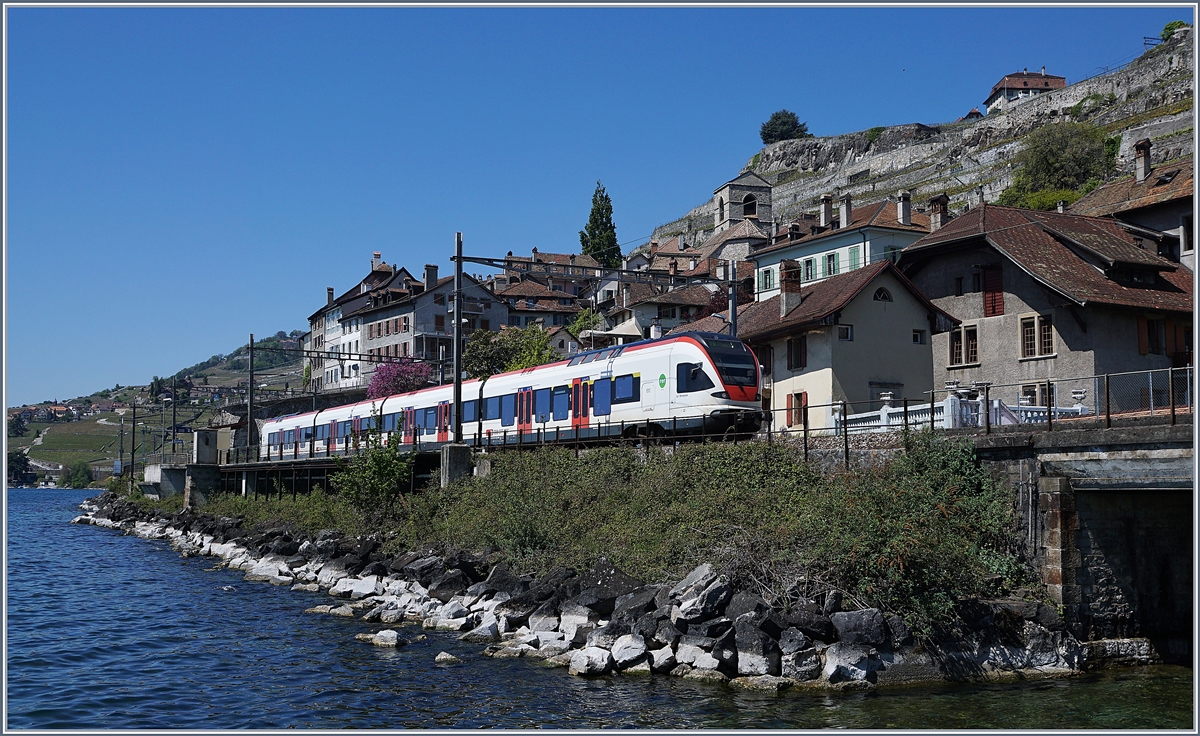 Ein RABe 523 (FLIRT) nach Villeneuve bei St-Saphorin.
29. April 2017