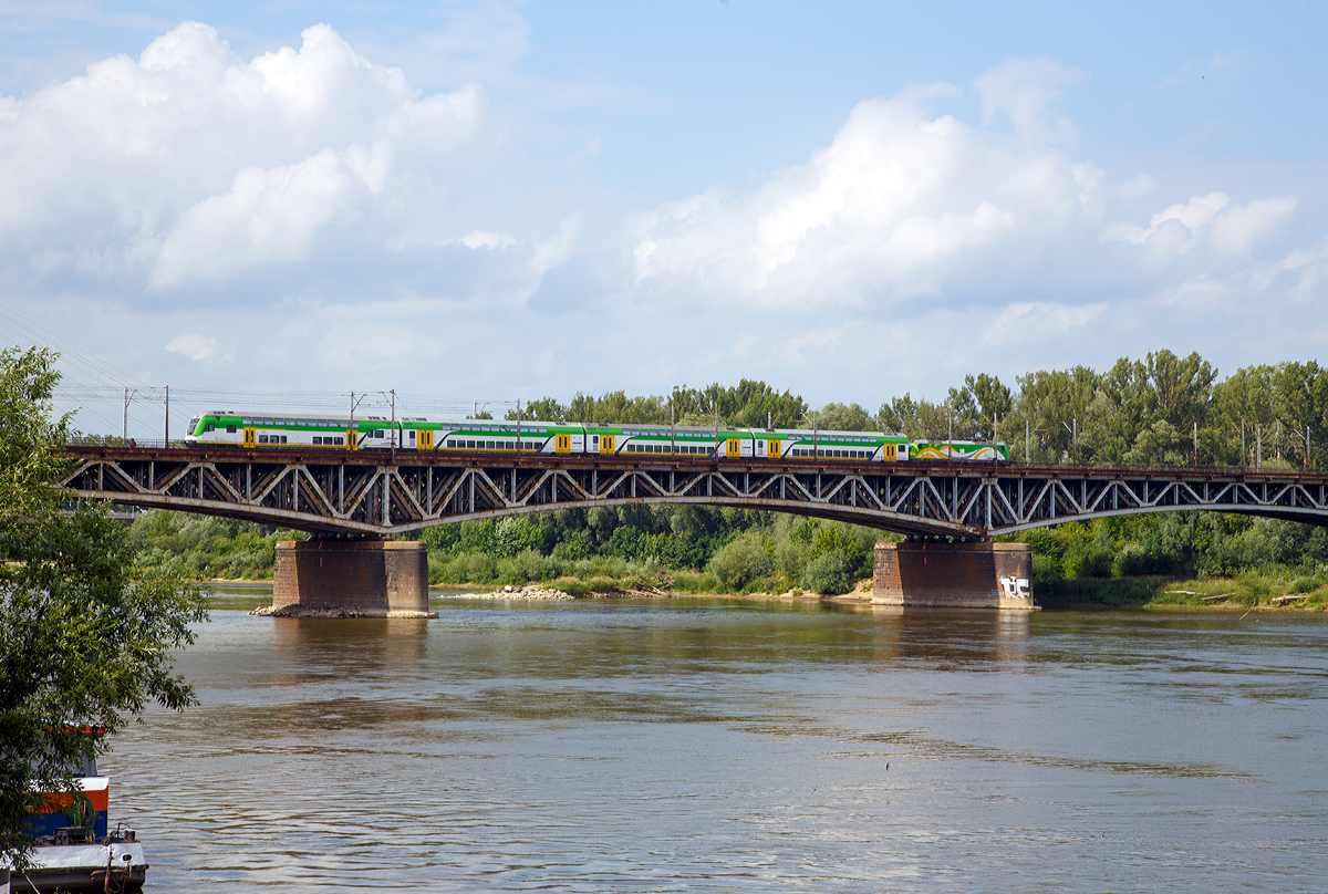 
Ein Regionalzug der Koleje Mazowieckie (Masowische Eisenbahnen), bestehend aus einer EU47 (Traxx P160 DC) mit Bombardier Doppelstockwagen, überquert am 26.06.2017 in Warschau auf der Most Średnicowy die Weichsel in Richtung Warszawa Stadion.