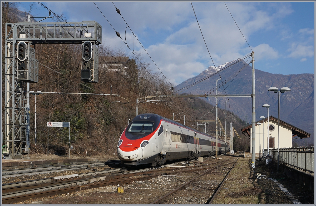 Ein SBB ETR 610 bzw. RABe 503 als EC 52 fhrt in Preglia durch.
7. Jan. 2017