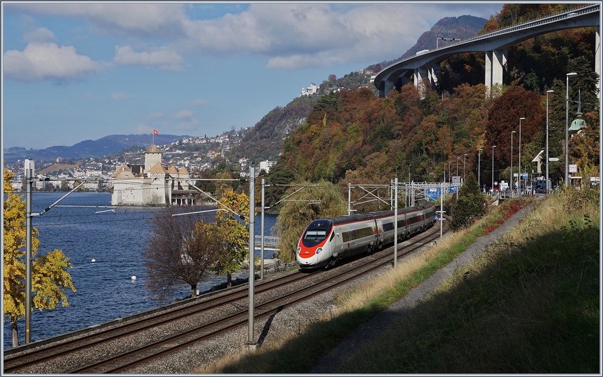 Ein SBB ETR 610 bzw. ein RABe 503 auf der Fahrt von Milano nach Genève vor der Kulisse des Chateau de Chillon.
3. Nov. 2016