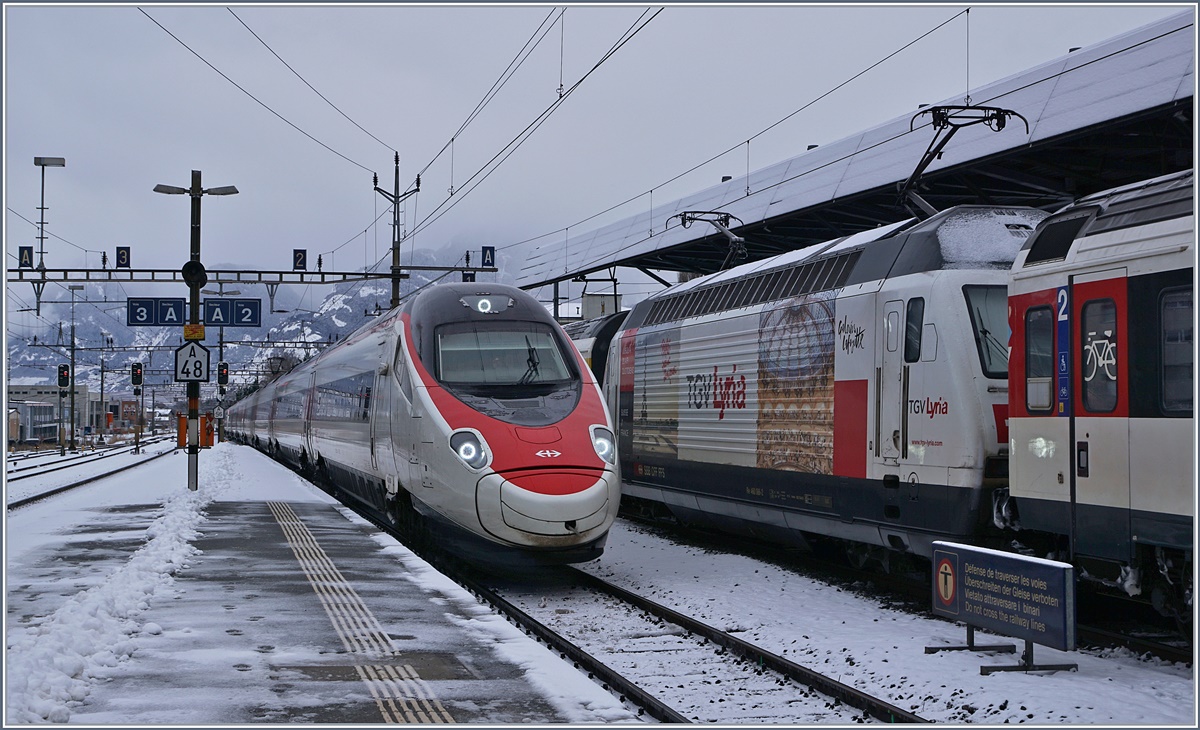 Ein SBB ETR 610 erreicht als EC 39 Genève - Venezia den Bahnhof Sion.
 14. Jan. 2017 