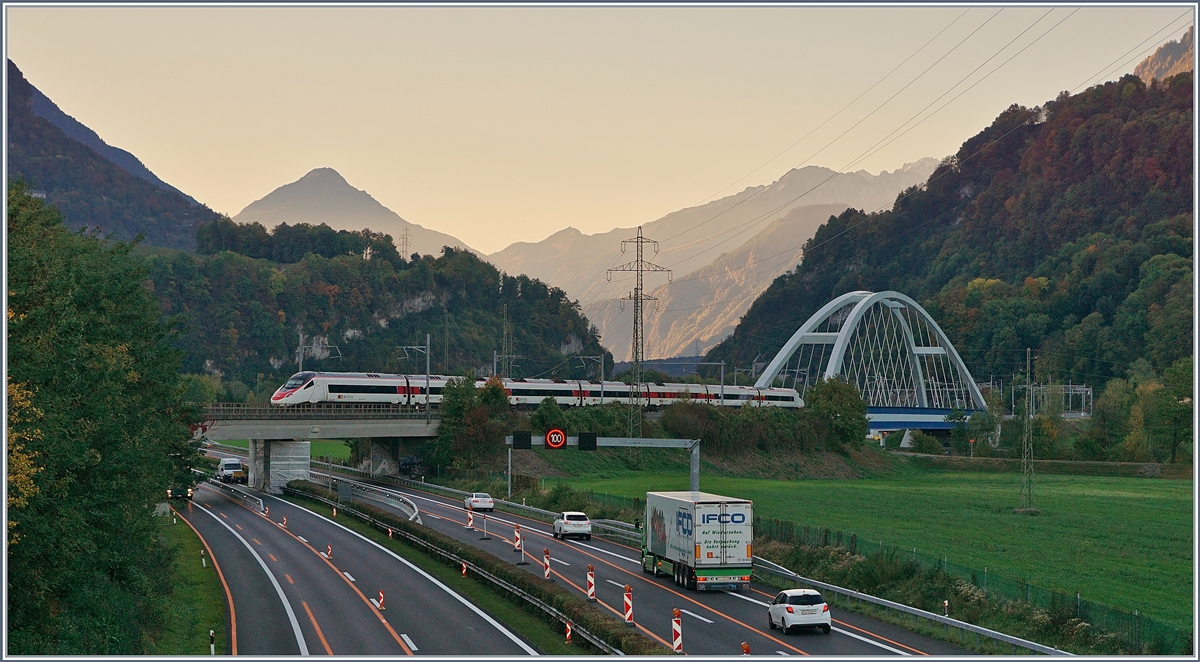 Ein SBB RABe 503 / ETR 610 als EC Genève - Venezia zwischen Bex und St-Maurice.
11. Okt 2017