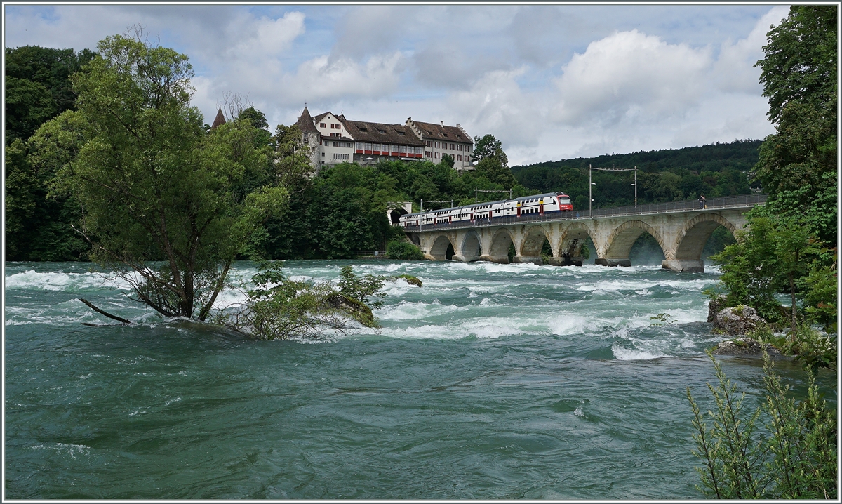 Ein SBB RABe 514 als S 24 von Thayngen nach Zug auf der Rheinbrücke zwischen Neuhausen und Schloss Laufen am Rheinfall.
20. Juni 2016