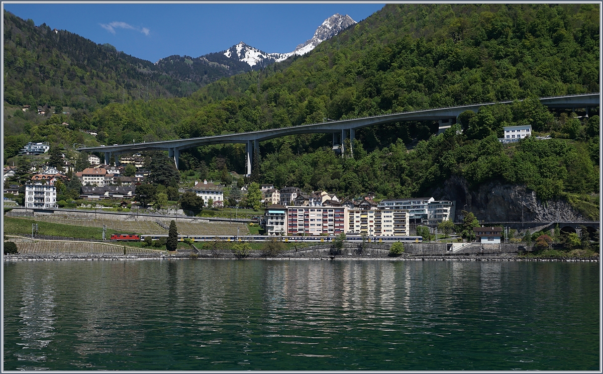 Ein SBB Re 4/4 II mit einem Dispo-Zug bei Veytaux-Chillon auf der Fahrt Richtung Lausanne.
5. Mai 2017