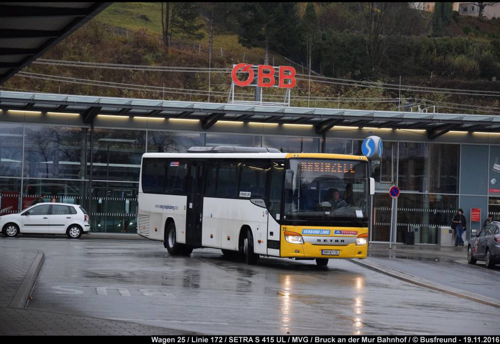 Ein SETRA S 415 UL der Mürztaler Verkehrsgesellschaft (MVG) unterwegs beim Bahnhof Bruck/Mur. Die Regionalbusse haben ein gelb/weißes Design, die Stadtbusse ein blau/weißes Design und die Reisebusse sind dunkelrot.