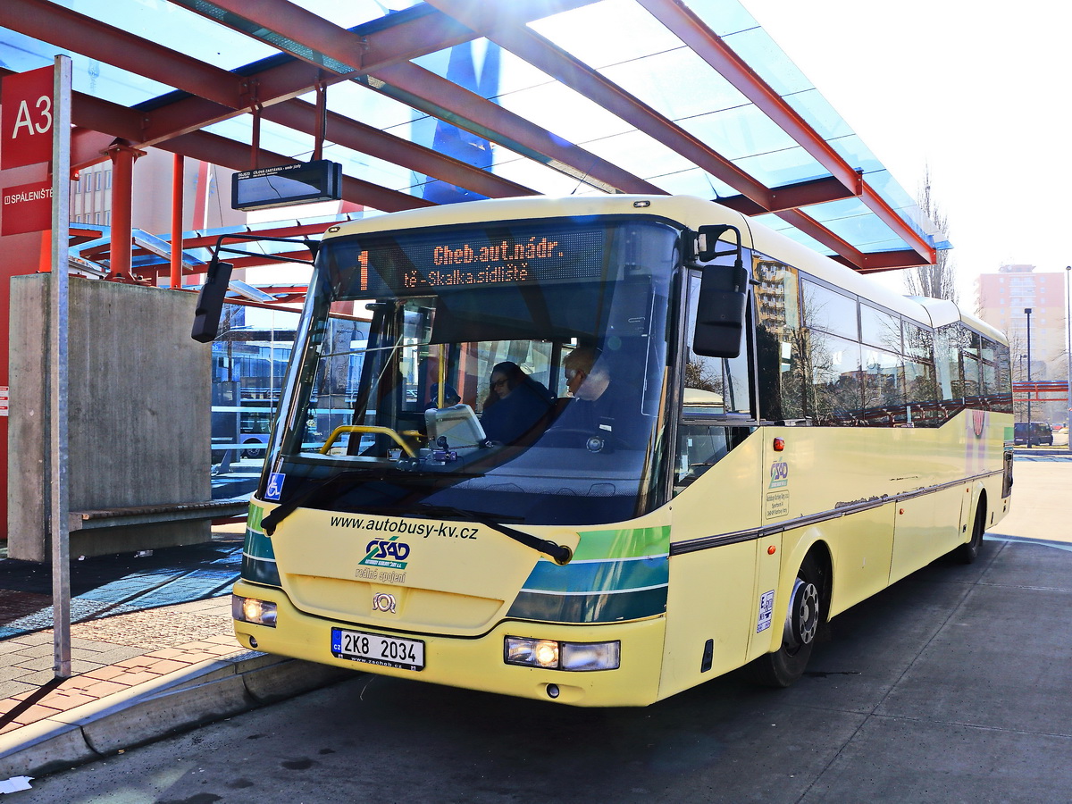 Ein SOR BN 12 von Autobusy Karlovy Vary steht am Busbahnhof vor dem Bahnhof Cheb (Eger) am 15 Februar 2019