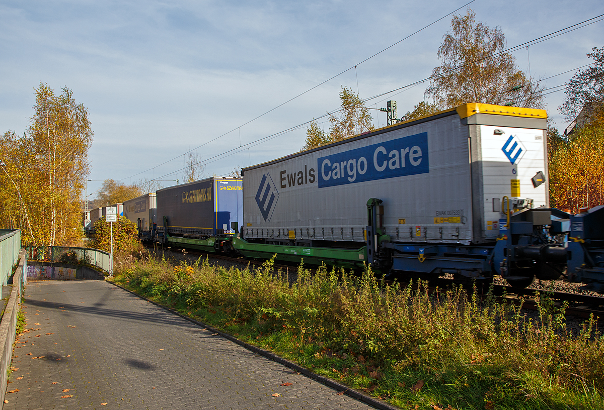 Ein Spezieller sechsachsiger Gelenk-Taschenwagen System HELROM, 87 80 4993 xxx-x D-HEL, der Gattung Sdmrs, der HELROM Trailer Rail am 29.10.2021 im Zugverband bei der Durchfahrt in Eiserfeld.

Der Clou bei HELROM sind neuartige Transportwaggons, die keine teuren Kran- oder Verladeeinrichtungen brauchen. Dieses Megaswing-System ist ein spezieller Taschenwagen mit schwenkbaren Aufnahmewannen fr Sattelauflieger. Hydrauliksttzen dienen als Stabilisierung, wenn die Wanne nach links oder rechts ausschwenkt. Die Beladung der Wanne mit einem Sattelauflieger erfolgt rckwrts. Nach Absatteln des Sattelaufliegers wird die Wanne angehoben und schwenkt wieder ein. Der Sattelauflieger wird leicht abgesenkt und mit dem Waggon fest verbunden, er ist nun auf dem Waggon sicher verstaut. Die Technik ist im Waggon verbaut.

TECHNISCHE DATEN:
Hersteller: Gk Yapi (Trkei)
Spurweite: 1.435 mm
Lnge ber Puffer: 34.230 mm
Drehzapfenabstand: 2 x 14.200 mm
Achsabstand im Drehgestellen: 1.800 mm
Laufraddurchmesser: 920 mm (neu)
Eigengewicht: 45.200 kg
Max. Zuladung bei Lastgrenze: 76,0 t (ab Streckenklasse D)
Max. Geschwindigkeit: 100 km/h (beladen) / 120 km/h (leer)
Kleinster befahrbarer Gleisbogen: R 75 m
Bremse: 2 x MH-GP-A (K)
Bremssohle: Cosid 810
Feststellbremse: Ja (auf ein Drehgestell)
Intern. Verwendungsfhigkeit: TEN CW