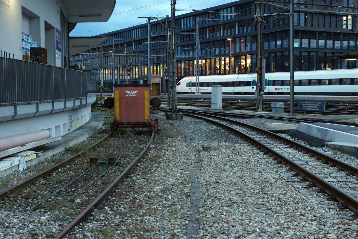 Ein spezielles Rangierfahrzeug einmal anders gesehen. Vom ehemaligen Bierdepot der Brauerei Feldschlsschen beim Solothurner Hauptbahnhof ist noch dieses Schienenfahrzeug brig geblieben. In der hintersten Ecke rostet es unbemerkt auf einem speziell fr den Seilantrieb eingerichteten Abstellgeleise vor sich hin. Die Aufnahme dieser Raritt entstand am 18. Mai 2016.
Foto: Walter Ruetsch