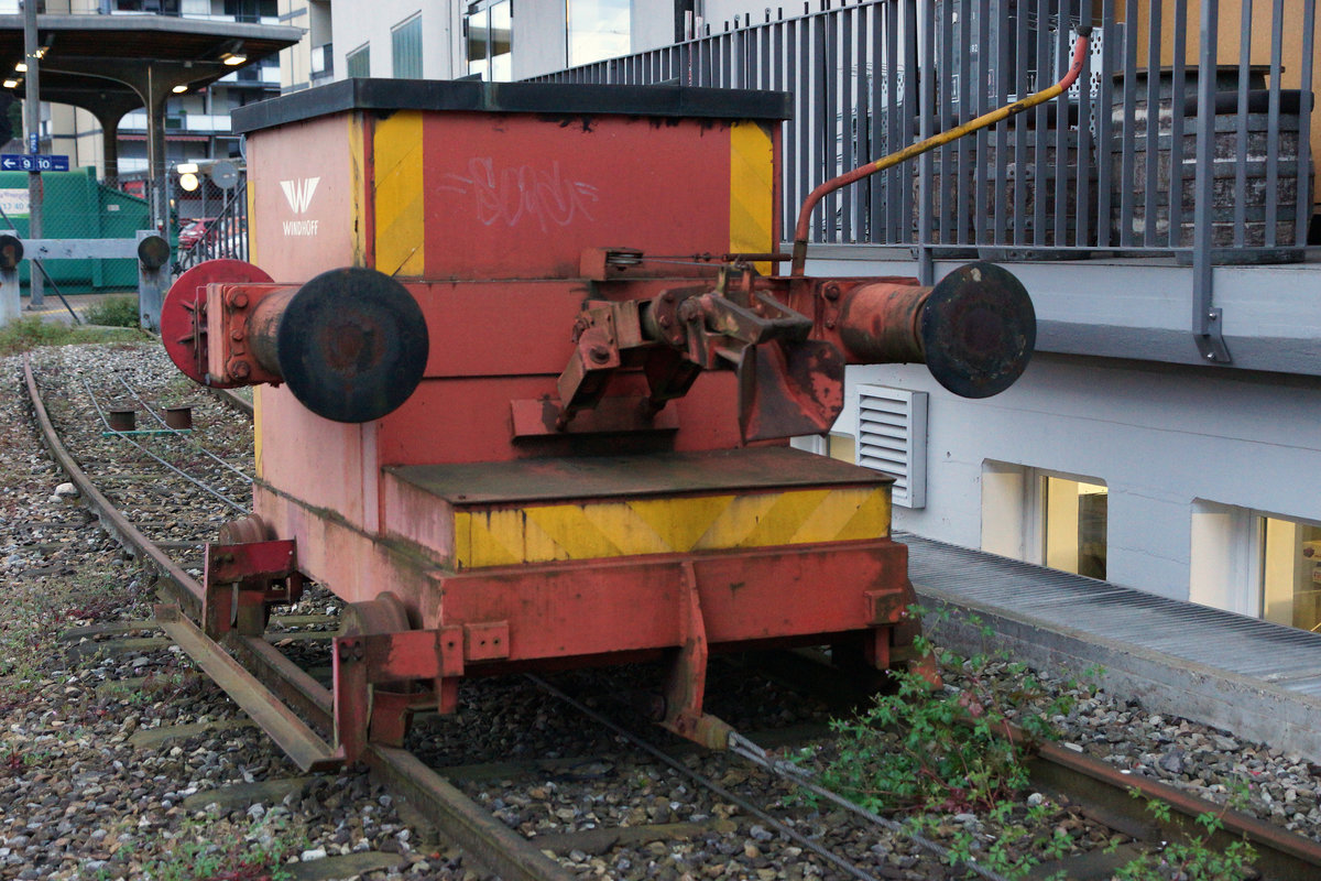 Ein spezielles Rangierfahrzeug einmal anders gesehen. Vom ehemaligen Bierdepot der Brauerei Feldschlsschen beim Solothurner Hauptbahnhof ist noch dieses Schienenfahrzeug brig geblieben. In der hintersten Ecke rostet es unbemerkt auf einem speziell fr den Seilantrieb eingerichteten Abstellgeleise vor sich hin. Die Aufnahme dieser Raritt entstand am 18. Mai 2016.
Foto: Walter Ruetsch