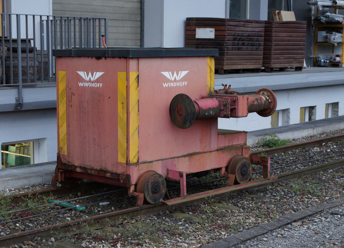 Ein spezielles Rangierfahrzeug einmal anders gesehen. Vom ehemaligen Bierdepot der Brauerei Feldschlsschen beim Solothurner Hauptbahnhof ist noch dieses Schienenfahrzeug brig geblieben. In der hintersten Ecke rostet es unbemerkt auf einem speziell fr den Seilantrieb eingerichteten Abstellgeleise vor sich hin. Die Aufnahme dieser Raritt entstand am 18. Mai 2016.
Foto: Walter Ruetsch