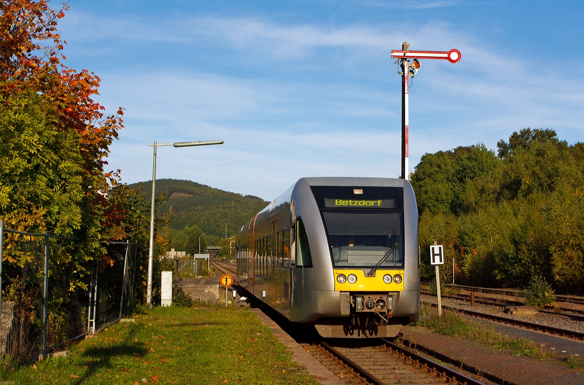 Ein Stadler GTW 2/6 der Hellertalbahn (Umlauf HTB90426) fhrt am 03.10.2013 in den Bahnhof Herdorf ein. 

Er fhrt als RB 96 (Hellertalbahn) Dillenburg-Haiger-Burbach-Neunkirchen-Herdorf-Betzdorf/Sieg, ber die gleichnamentliche Strecke Hellertalbahn (KBS 462).