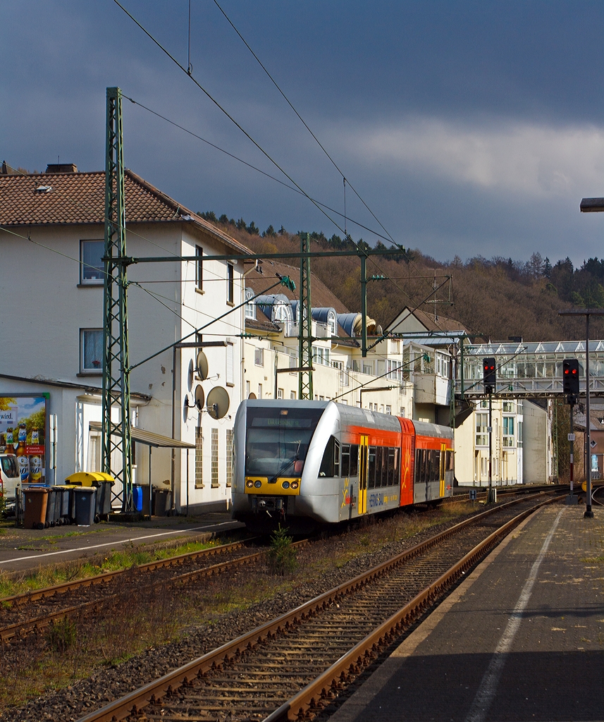 
Ein Stadler GTW 2/6 der Hellertalbahn fährt am 25.03.2014 auf Gleis 102 in den Bahnhof Betzdorf/Sieg ein.

Er fährt als RB 96  Hellertal-Bahn  die Verbindung Neunkirchen(Kr Siegen) - Herdorf - Betzdorf/Sieg (hier Umlauf HTB90416).