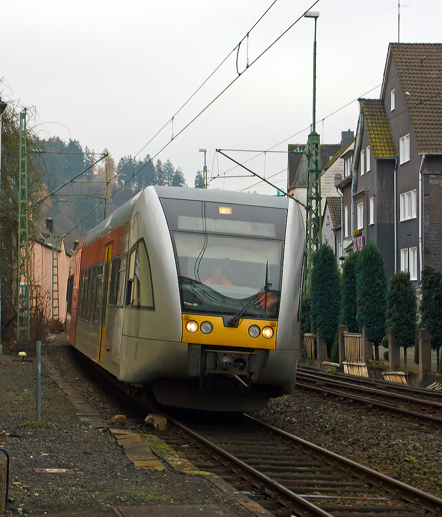 
Ein Stadler GTW 2/6 der Hellertalbahn als RB 96 (Hellertalbahn) Dillenburg-Haiger-Burbach-Neunkirchen-Herdorf-Betzdorf/Sieg, er fährt über die gleich namentliche Strecke Hellertalbahn (KBS 462), hier bei Einfahrt in die Betzdorf/Sieg. 